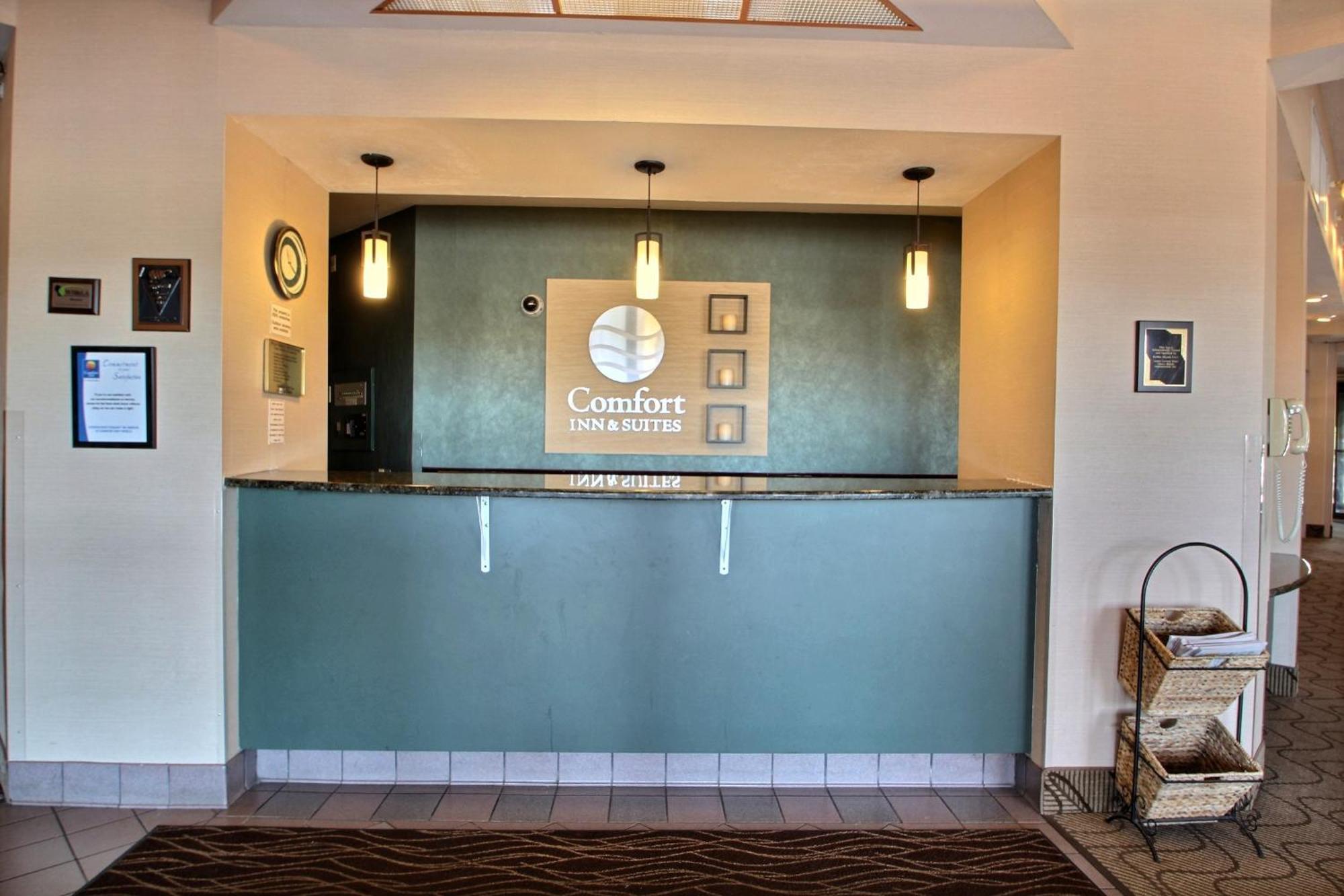 Comfort Inn & Suites Madison - Airport Exterior photo