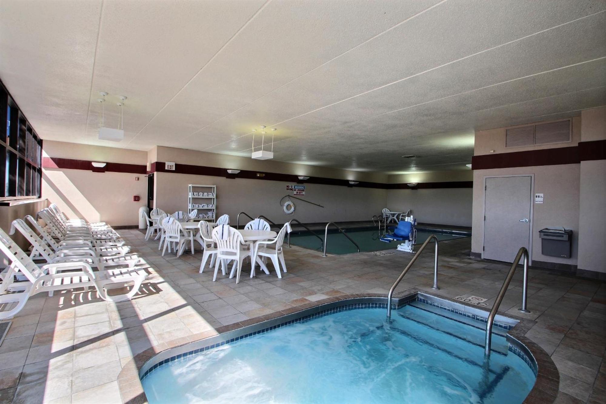 Comfort Inn & Suites Madison - Airport Exterior photo