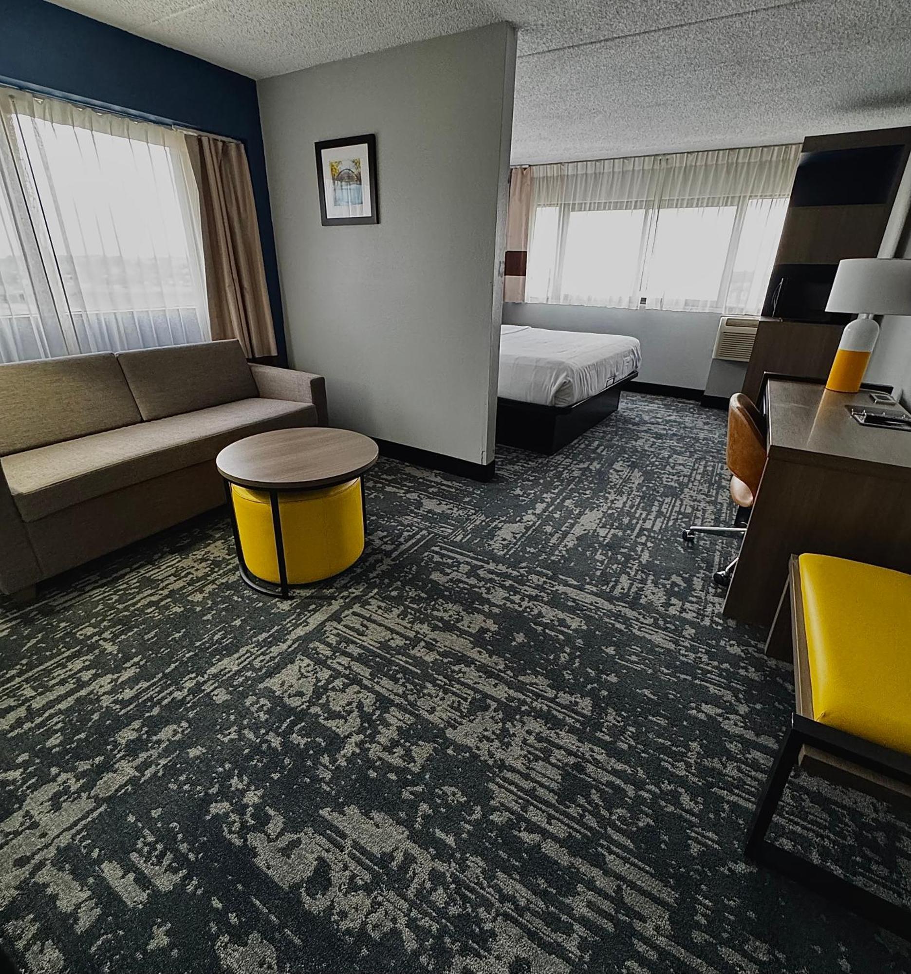 Comfort Inn & Suites Madison - Airport Exterior photo