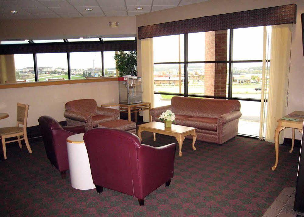 Comfort Inn & Suites Madison - Airport Exterior photo